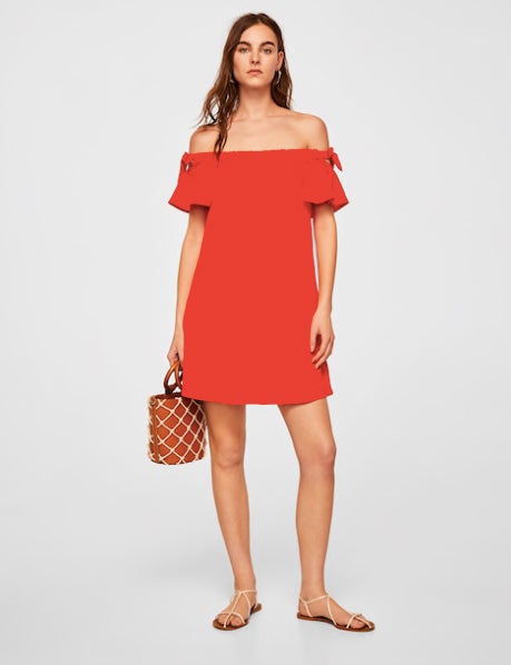 Vestido palabra de honor en color rojo, de Mango: 12,99 euros.