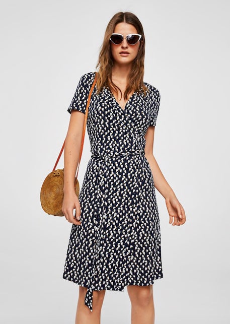 Vestido cruzado con lazo de Mango: 12,99 euros.