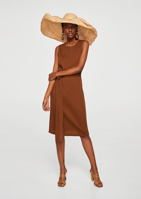 Vestido con textura y lazo en la cintura, de Mango: 17,99 euros.