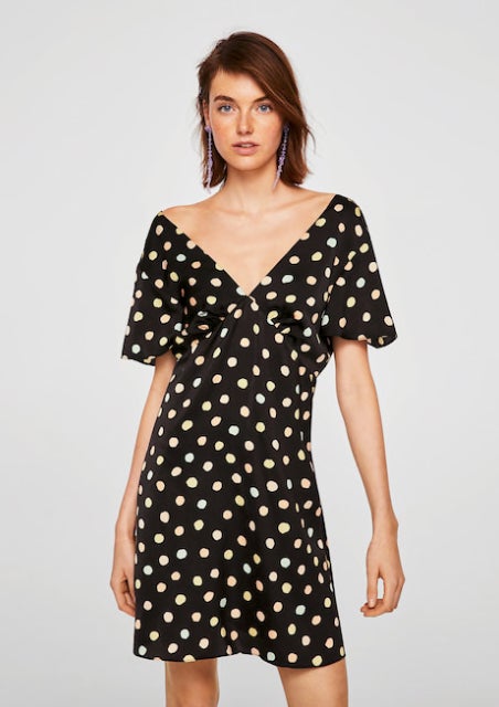 Vestido de lunares con tejido fluido de Mango: 19,99 euros.