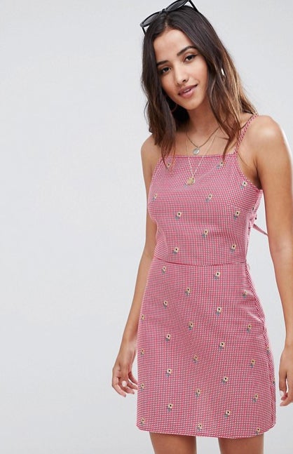 Minivestido de verano con lazo en la espalda de Asos: 28,99 euros.
