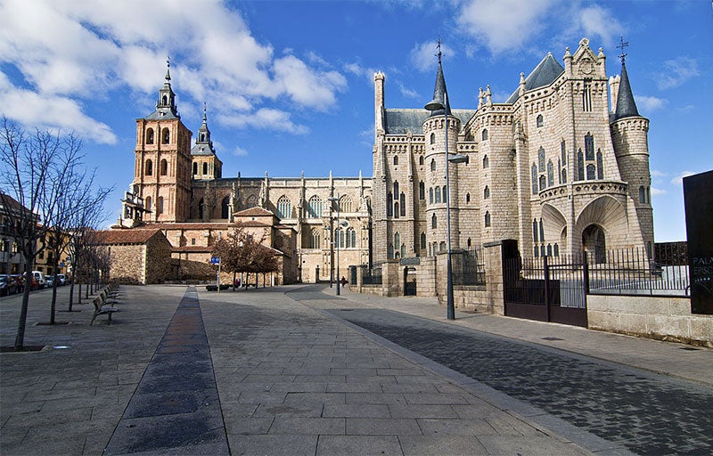 Astorga (León): Astorga no podía faltar en esta lista, y es que es sin duda uno de los pueblos con más encanto y más sorprendentes de Castilla y León. De los monumentos que no te puedes perder de Astorga están: El Palacio Gaudí, La Catedral de Santa María y el Museo Romano.
