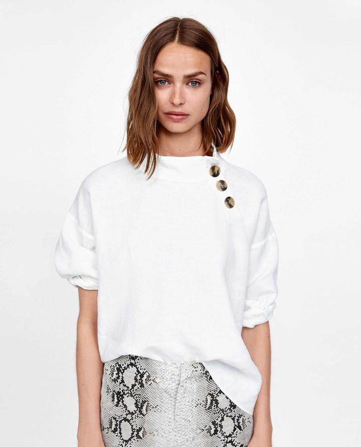 En Zara hay infinidad de opciones de blusas que puedes llevar con esta prenda. La de lino con botones es sencilla y fresquita. Y hará contraste con las lentejuelas.