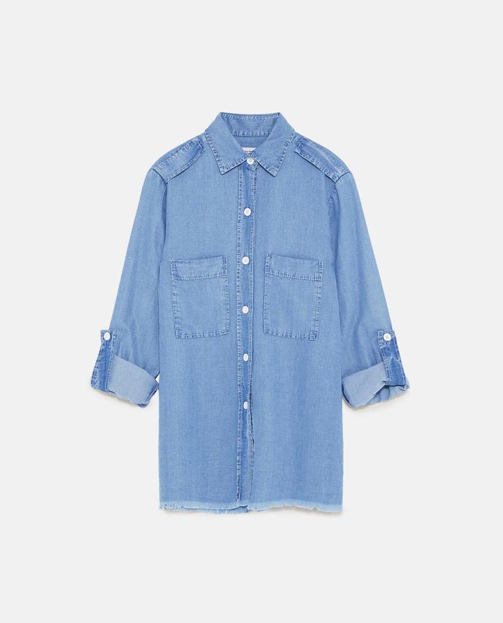 Una opción perfecta y todoterreno es la camisa denim. Aprovecha las rebajas para comprar una porque es un buen fondo de armrio.
