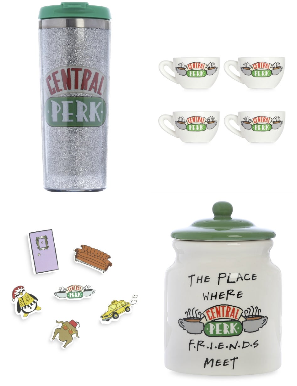 Serás la envidia de la oficina con tu termo de café de 'Friends', cuando estés en casa solo querrás servir esos cafés, como Rachel, en las tazas del 'Central Perk', y decorarás tu nevera con estos imanes que también puedes encontrar en Primark. ¡Y guarda los bombones para tus amigos en este bote de cocina!