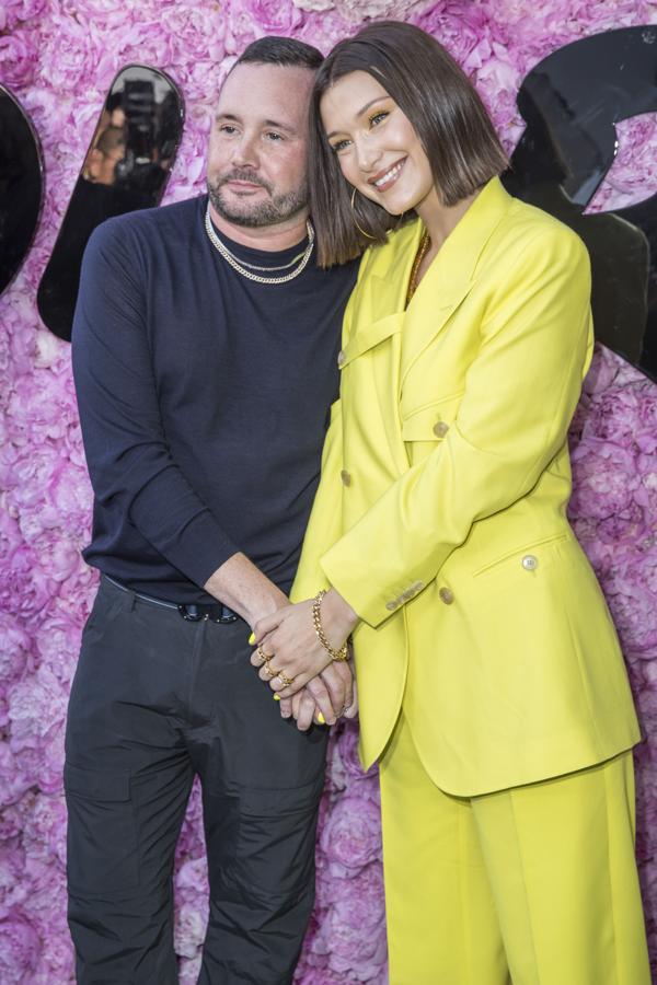 El diseñador de Dior Homme, Kim Jones, con Bella Hadid.