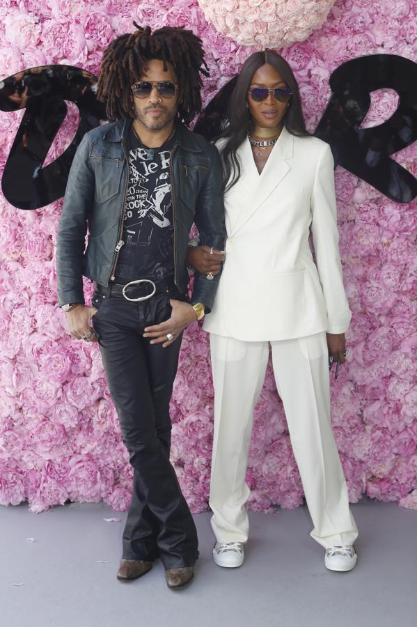 Naomi Campbell posaba con otro de los asistentes del mundo de la música, el cantante Lenny Kravitz.