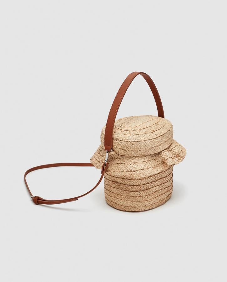 Y para terminar nuestra 'wishlist' para las rebajas online de Zara, esta cesta de mimbre, el complemento más cool del verano. Ahora cuesta 39.95 euros.