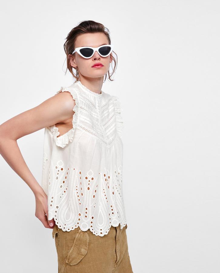 Y este top calado, otro básico que queremos encontrar en las rebajas. Antes, su precio es de 25.95 euros.