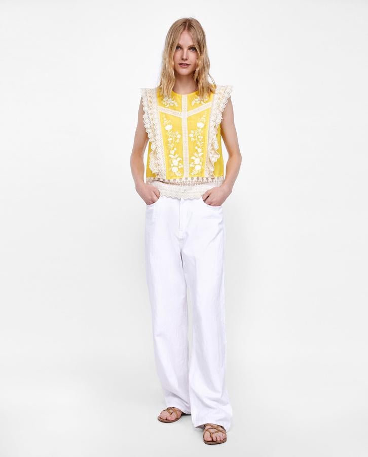 Enamoradas hasta la médula estamos de este tipo de lino amarillo con bordados, que tiene un precio de 29.95 euros antes de las rebajas de verano de Zara.