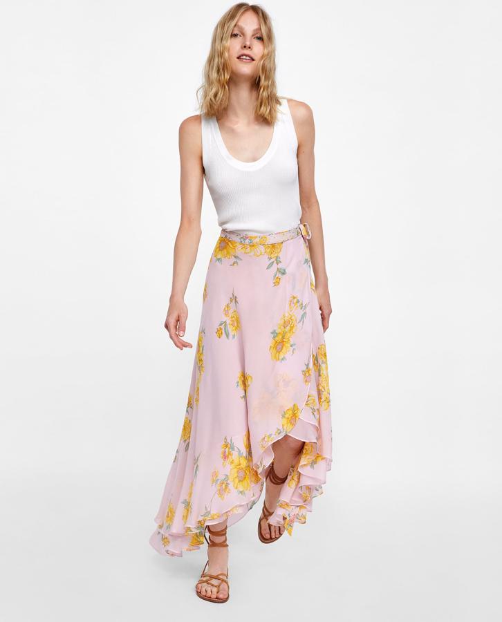 Esta falda con volantes te la pondrás tanto para una boda, como con una camiseta y sandalias para pasear por tu ciudad en verano. Su precio antes de las rebajas de Zara es de 49.95 euros.