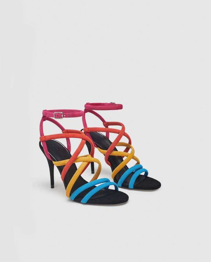 Estas son las sandalias de tiras de colores que te combinan con todo. Su precio antes de las rebajas de verano de Zara es de 49.95 euros.