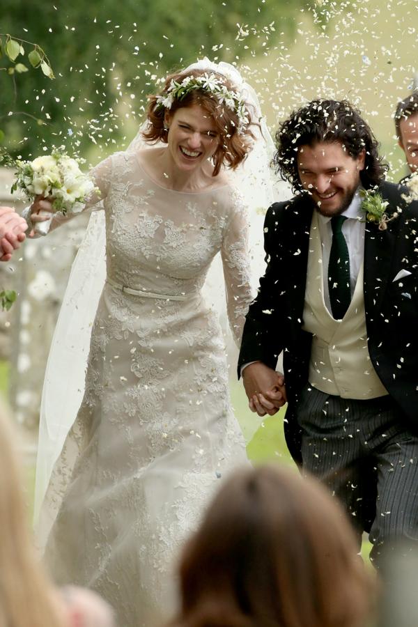 Leslie Rose y Kit Harington no podían estar más radiantes después de darse el 'sí, quiero' en el castillo de la familia de la actriz en Escocia. La novia apostó por un diseño romántico de Elie Saab que combinó con corona de flores y un look beauty muy natural, mientras que el novio se decantó por un chaqué clásico, dos apuestas muy sobrias (y adecuadas) que contrastan, sin duda, con los desacertados looks de sus invitadas.