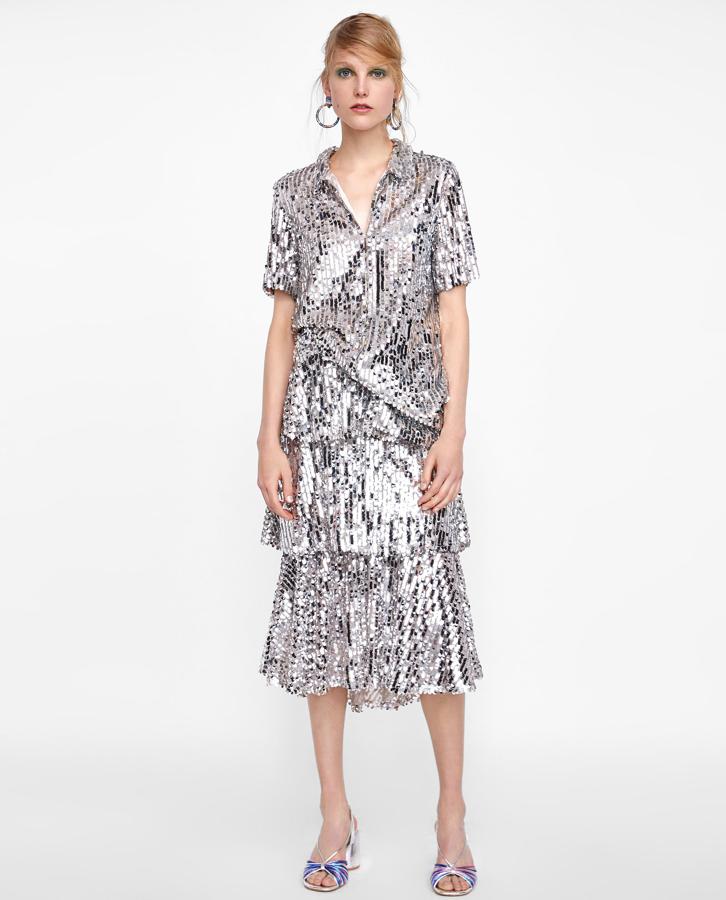 En Zara también hay una opción para las que no quieren pasar desapercibidas y es la parte de arriba a juego con la falda. Un total look que te hará brillar. ¡Sin duda!