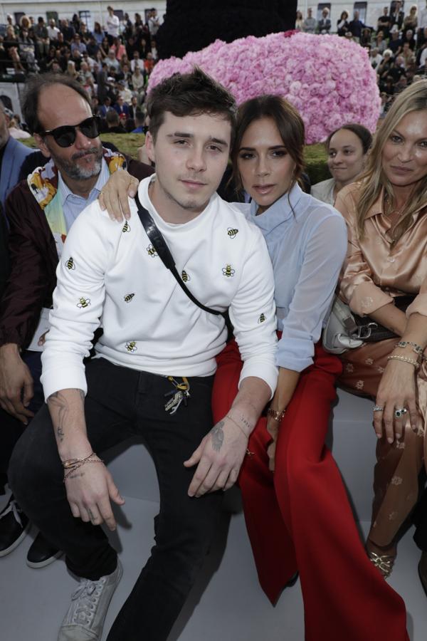 Victoria acudió al desfile con su hijo mayor, Brooklyn Beckham, que ha heredado el interés por la moda de sus padres.