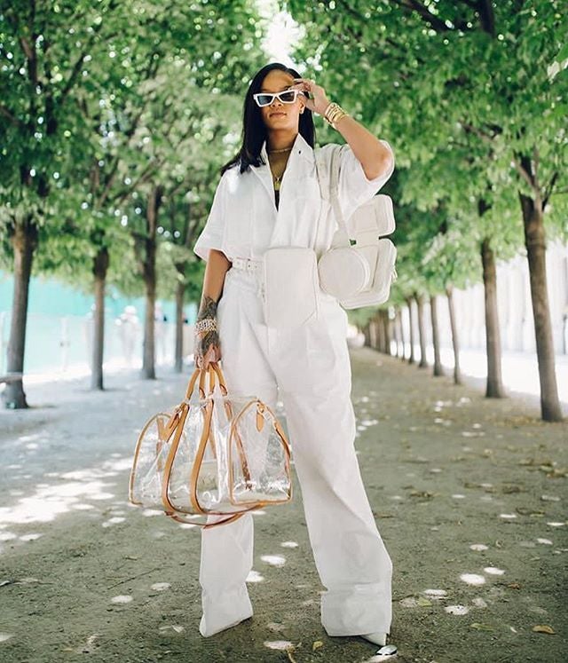 En realidad, el 'look' de Rihanna tiene tres detalles clave: las gafas de montura blanca; la combinación de mochilas: una (Petite Boite Chapeau) a la espalda, otra (Danube) a modo de cinturón y la bolsa (Keepall) transparente; en la mano; y el 'eyeliner' blanco que se va a convertir en lo más copiado del verano. Aunque, si no decidimos, también podemos tratar de adelantar ese estilismo de 2019 a 2018. Como si fuéramos Rihanna.