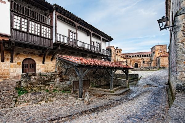 Santillana del Mar: ¿Sabías que Santillana del Mar es la villa de las tres mentiras? Y es que ni es santa, ni llana ni tiene mar. Pero lo que sí es, es uno de los pueblos con más encanto de toda Cantabria. Y tiene además La cuevas de Altamira, de visita obligatoria en España.