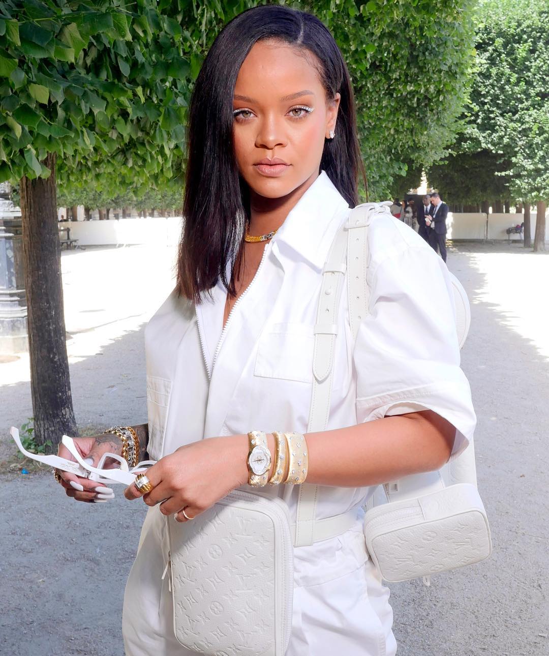 Sin salir de  Zara , encontramos algunas opciones para un todo al blanco: varias opciones de pantalones anchos y camisas con el mismo índice de comodidad aunque quizá sin el definitivo toque textil deportivo de las prendas de Louis Vuitton.