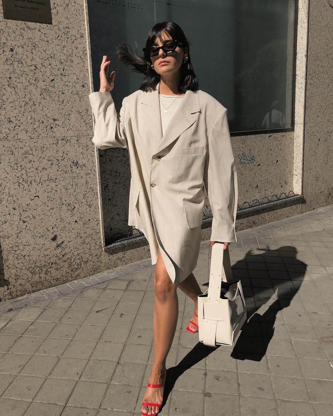La estilosísima diseñadora e 'influencer' María Bernad recurrió este mes a esta 'blazer oversize' de Nehera y optó por no ajustarla al cuerpo de ninguna manera. El resultado es francamente genial, sobre todo por el contraste mínimo pero intenso con el rojo de las sandalias.
