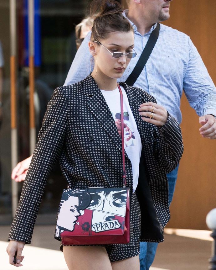 Este 'outfit' de Bella Hadid tiene truco porque se compone de 'blazer' y shorts a juego. Sin embargo, estos últimos son tan cortos que pareciera que no llevara nada más que la chaqueta. El traje es de Anais Jourden, y vemos de nuevo en ella los calcetines blancos y las zapatillas, estas de Rombau.