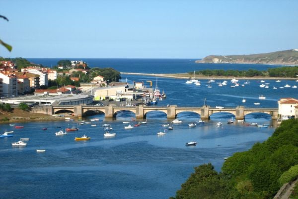 San Vicente de la Barquera: San Vicente de la Barquera es sin duda una villa marinera de visita obligatoria, porque además de su encanto rural que es inconfundible, tiene unas playas de ensueño a las que querrás volver sin duda. Igual el día que vas Bustamante está de comida familiar por su pueblo natal.