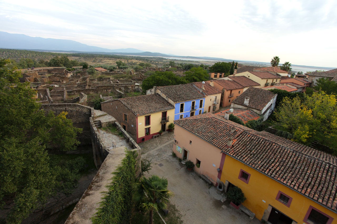 Granadilla (Cáceres): Granadilla es un pueblo muy especial porque está actualmente en un programa de recuperación. No está habitado durante todo el año y debes tener cuidado porque cierra de noche. Hubo suerte de que el nivel del agua no llegó a destruir la fortificación árabe y se puede disfrutar también del Castillo del siglo XVI, y la Iglesia Parroquial de la Asunción, del siglo XV.
