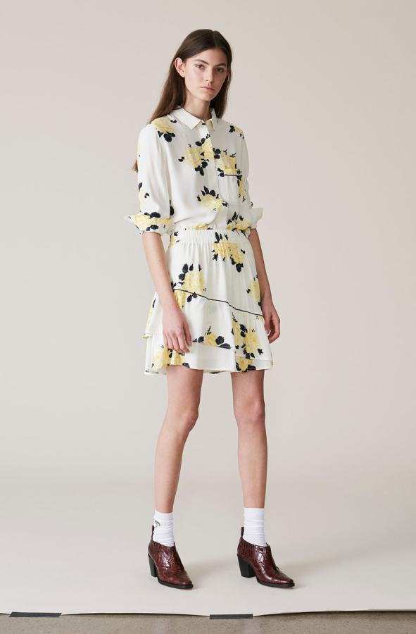 El mismo estampado, pero con diferentes prendas. Este es un conjunto de blusa y falda.