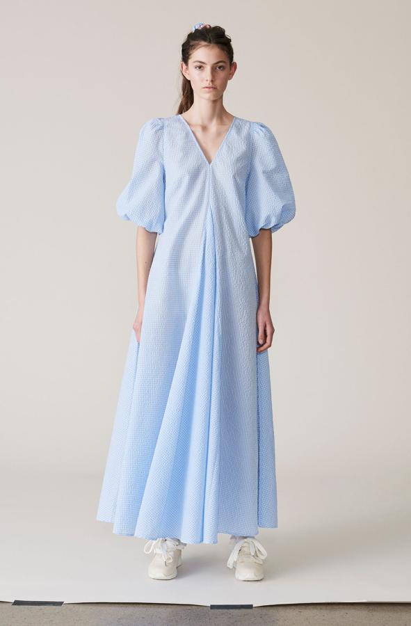 Los cuadros vichy en versión mini se adueñan de muchas de las prendas de la colección de verano. Faldas, blusas y vestidos como este, el modelo Charron (239 €).