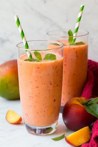 Un batido que mimará tu piel incrementando su hidratación y dándole un aspecto más jugoso es este de de mango, melocotón y fresas.