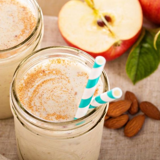 Este batido de manzana, avena y canela contiene una gran cantidad de fibra, minerales, vitaminas y proteinas. El desayuno ideal para empezar el día con fuerza que eeduce los niveles de colesterol, previene la hipertensión y disminuye el riesgo de obesidad.