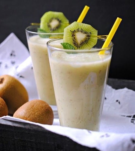 Batido de kiwi, melón y menta. Una combinación refrescante perfecta para hidratarte este verano y conseguir las vitaminas necesarias. Además te ayudará a quemar esas grasas que consumimos de más en vacaciones.