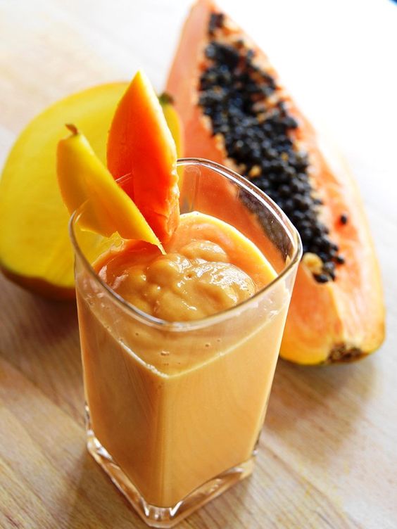 Este batido detox contiene dos ingredientes estrella: el coco y la papaya. Un batido perfecto para el verano, ya que por su alto contenido en vitamina E, protegerá tu piel y la reparará después de una larga tarde al sol este verano.