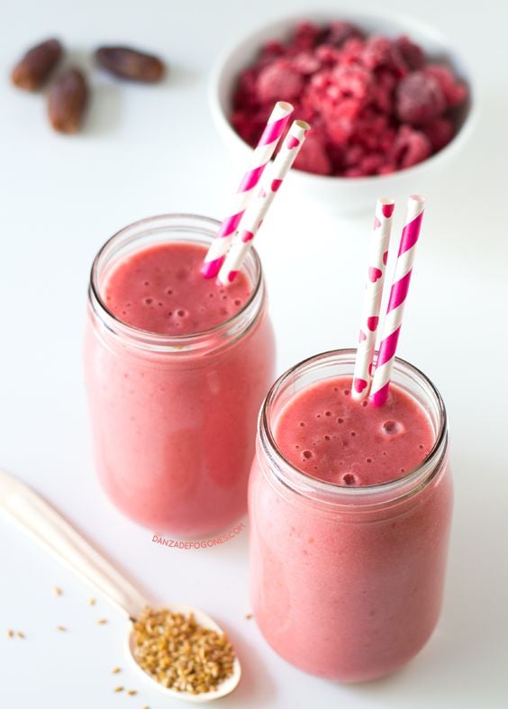 Batido detox de plátano, dátiles, frambuesas y semillas de lino. Todos estos alimentos juntos beneficiarán a tu organismo gracias a sus micronutrientes ricos en fibra, manganeso, vitamina B1 y ácidos grasos omega-3.