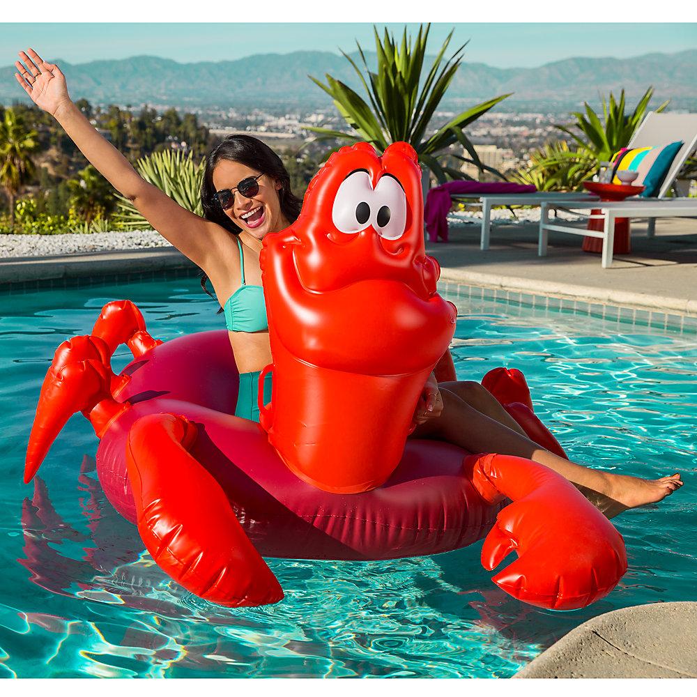 ¿No os parece completamente adorable este maxi flotador con la forma de Sebastian? Podrás estar con él en la piscina, pero te sentirás "bajo el maaaaaar". Precio: 35 euros.
