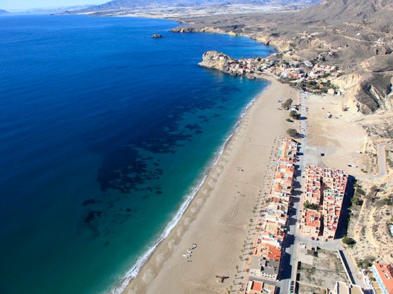 La playa de Bolnuevo tiene una longitud de 1600 metros en la que podrás disfrutar de un paseo junto a la agradable brisa que tanto caracteriza a la Costa Cálida. Uno de los mejores planes para tus vacaciones de verano, volverás como nueva de esta playa curativa.