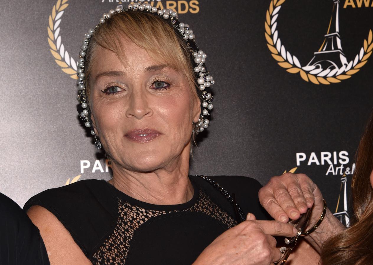 Y es que, cuando Sharon Stone se quitó las gafas y se sacó las manos de los bolsillos, sus 60 años (que ya quisiéramos nosotras llegar así, por otra parte), se hicieron más evidentes...