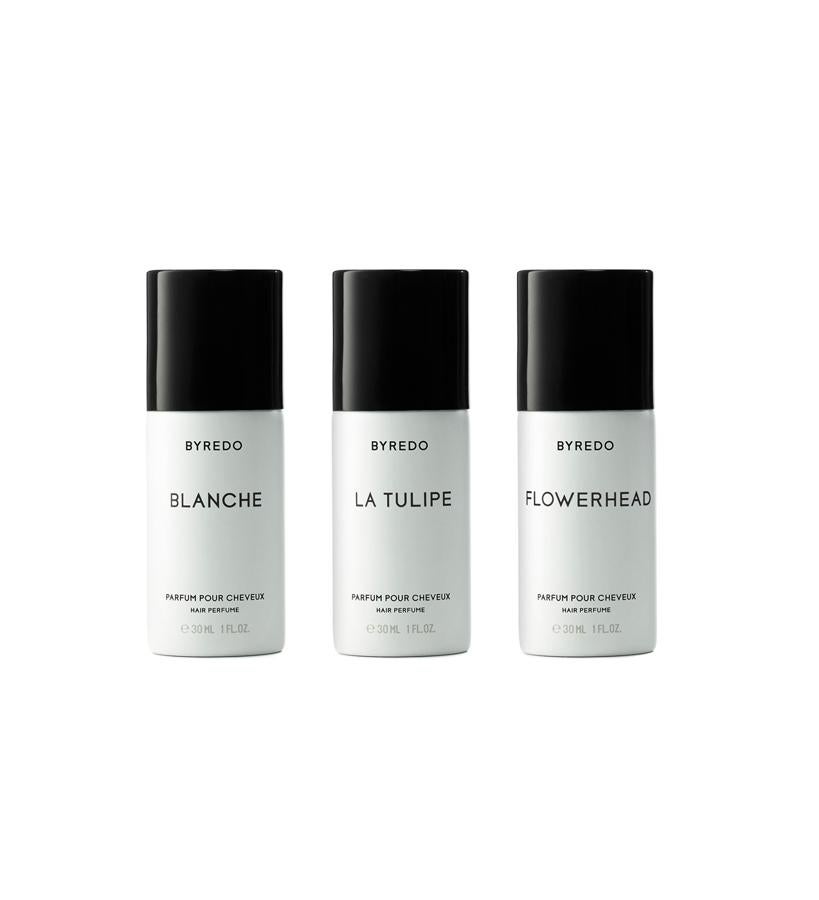 De tres en tres: Byredo ofrece sus sets  Triplé Gagnant , cada uno con tres fragancias para el cabello en tamaño de 30 ml. Uno contiene tres de las fragancias florales más conocidas de la marca: Blanche, La Tulipe y Flowerhead. El otro, sus aromas más amaderados: Bal d’Afrique, Mojave Ghost y el famoso Gypsy Water. Cada set de tres (85 €).