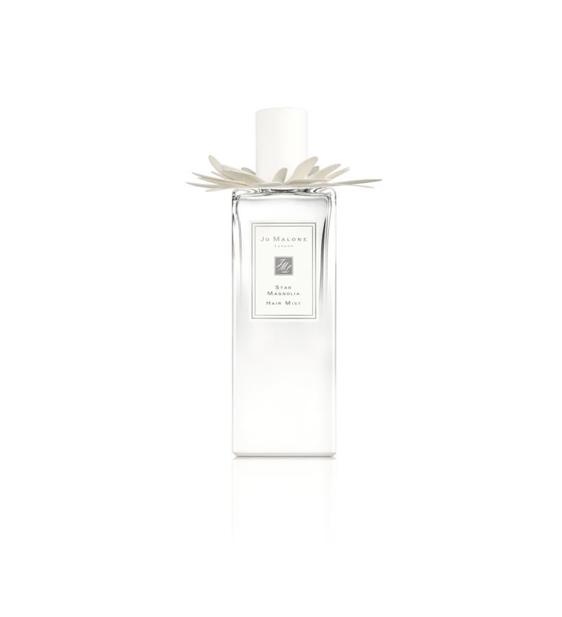 Las flores protagonizan  Star Magnolia de Jo Malone  y su bruma para el cabello, con notas de magnolia acompañadas de toques de azahar y petitgrain. (45 €).