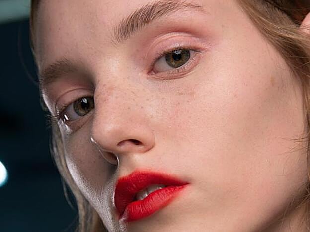 Hidratar el contorno de ojos e iluminar la zona del lagrimal son dos pasos clave