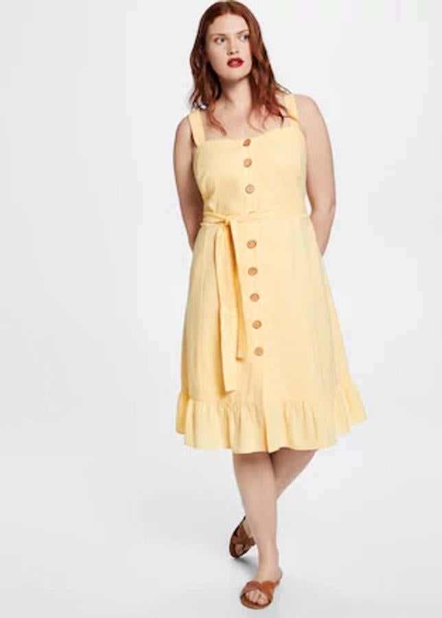 Vestido de lino en color amarillo pastel, con botonadura central, lazo en la cintura y detalle de volantes en el bajo, 39,99 euros.