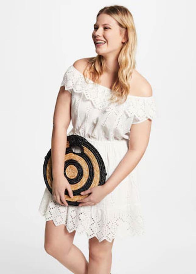 Vestido off the shoulder modelo guipur, 29,99 euros.