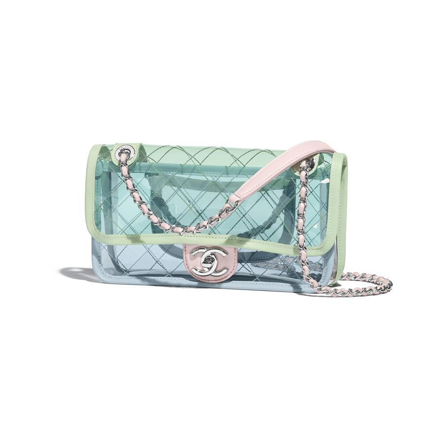 La colección incluye bolsos camera, clutches, bolsos marineros con la clásica cadena entrelazada de cuero y bolsos bowling. (Precio: 2.500 euros)