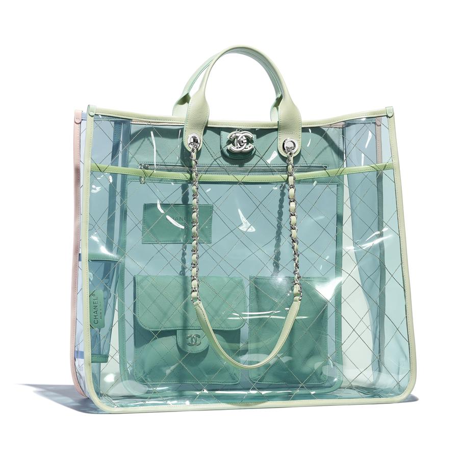 La colección Coco Beach incluye, además de trajes de baños y bikinis, accesorios. Como este 'shopping' bolso, de PVC y piel de cordero. (Precio:3.190 euros).