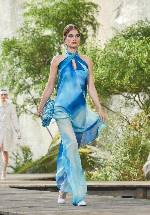 El diseñador reinterpreta con seda el típico pareo y lo presenta casí como un vestido de seda, una pieza con estilo y glamour. (Precio:1.250 euros)