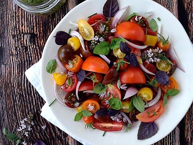 Ensalada de tomate y albahaca.