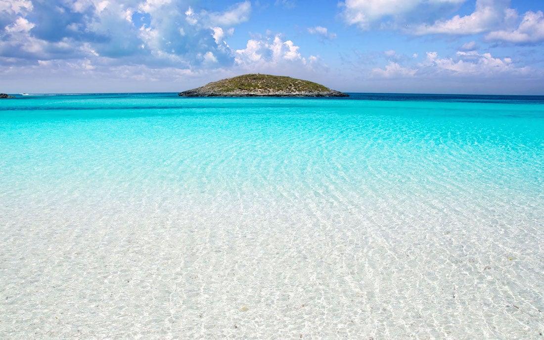 ¿Para qué queremos el Caribe si ya tenemos nuestro propio paraíso? El archipiélago balear , bañado por el Mediterráneo, está formado por un total de 5 islas  (Mallorca, Menorca, Ibiza, Formentera y Cabrera) y se caracteriza por su aguas azules turquesa y su arena fina y blanca. Ya sea en temporada alta o baja, las Islas Baleares son un auténtico sueño, así que no lo dudes y  viaja a las Islas Baleares para descubrir sus mejores playas.