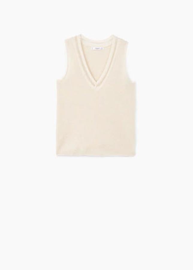 Top de punto en color gris claro y con escote en pico, 15,99 euros.