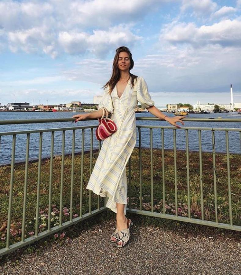La danesa Trine Kjaer, de Trine's Wardrobe (@trineswardrobe) lleva el perfecto vestido veraniego de Ganni que además combina con 'prints' diferentes en sus accesorios.