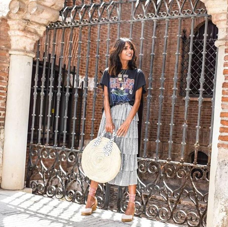 Como somos unas enamoradas de los contrastes, la falda plateada con camiseta rockera y alpargatas de @lovetomoon nos parece uno de los mayores aciertos de la semana.