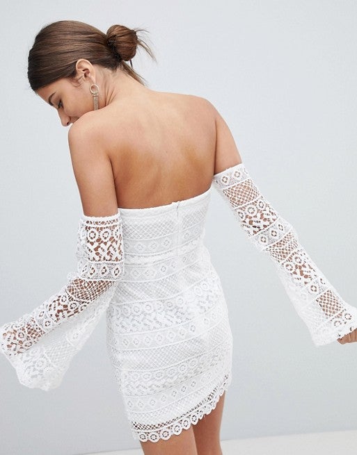 Con escote Bardot, pero de encaje, de PrettyLittleThing (en Asos).